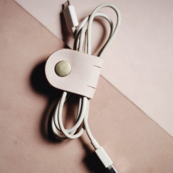 Keizo Leather – Cable Clip Klip Kabel Kulit Vegtan – Natural